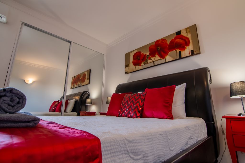 Dormitorio doble con cama amplia y aire acondicionado.