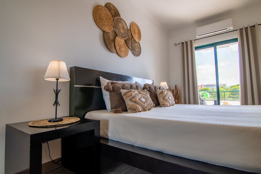 Dormitorio doble con cama amplia y aire acondicionado.