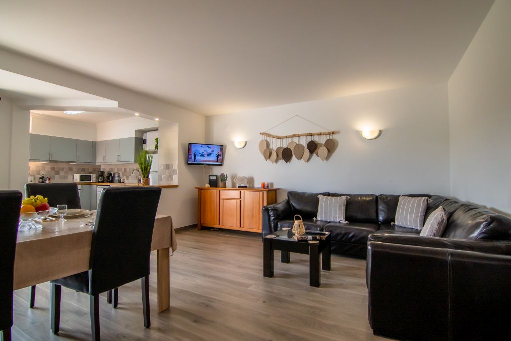 Zona de estar con televisión por satélite y wifi de alta velocidad.