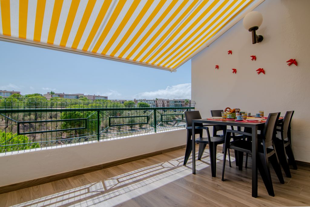 Zona de comedor exterior con sombra.