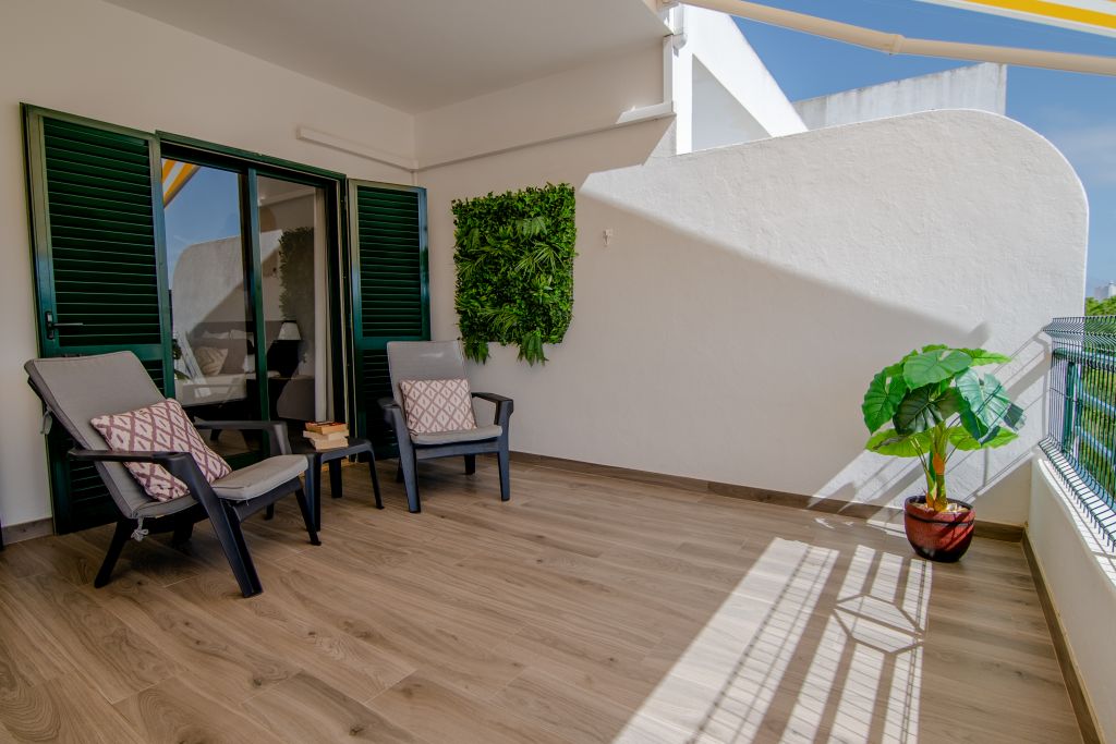 Zona de lectura con sombra en el balcón.