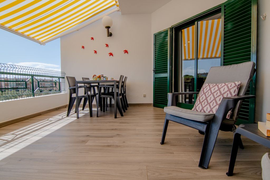 Balcón cubierto con toldo.