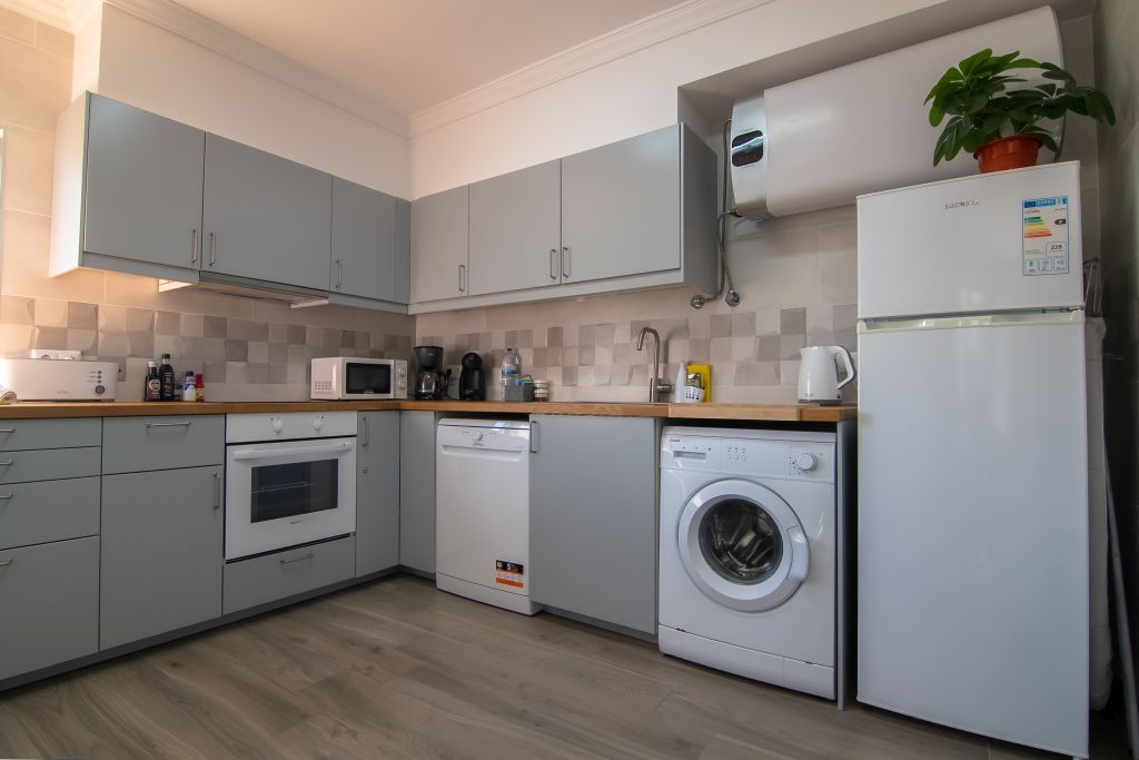 Cocina moderna totalmente equipada con cafetera, lavavajillas, lavadora, etc.