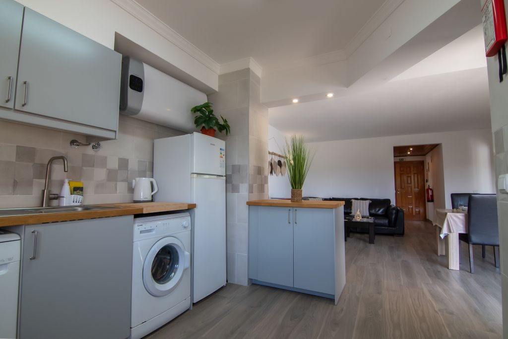 Cocina moderna de concepto abierto.