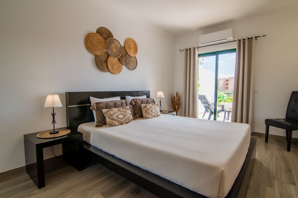 Dormitorio principal con puertas de acceso al balcón.