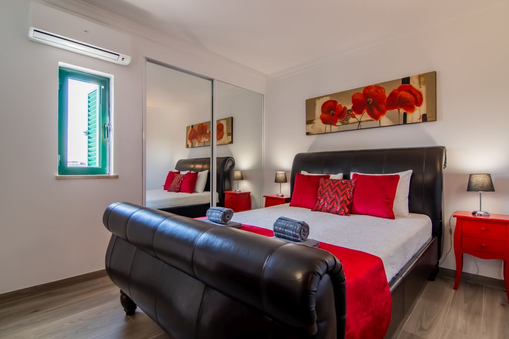 Fantástico dormitorio doble de estilo moderno.