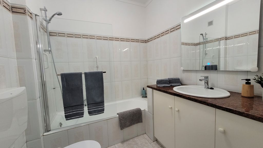 Baño con bañera y ducha en Apartamento Noa Mar, Salgados