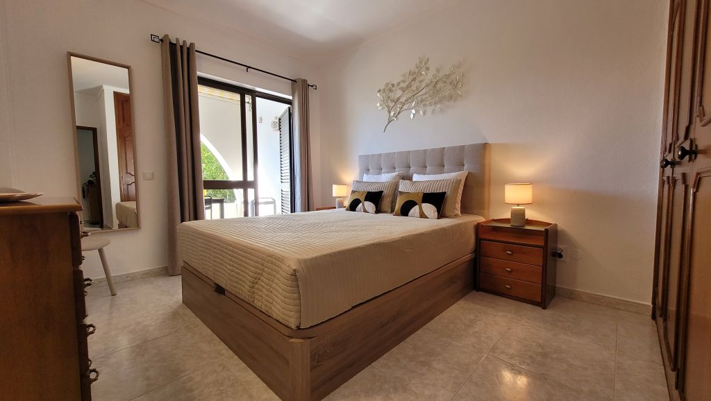 Dormitorio luminoso con acceso al balcón en Apartamento Noa Mar, Salgados