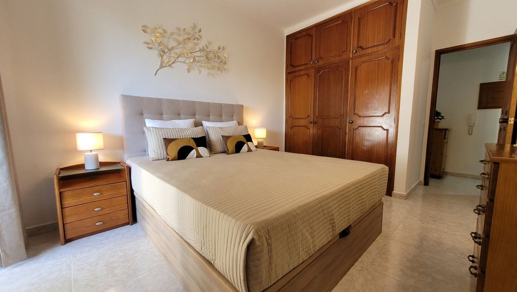 Dormitorio con cómoda cama doble en Apartamento Noa Mar en Salgados, Algarve