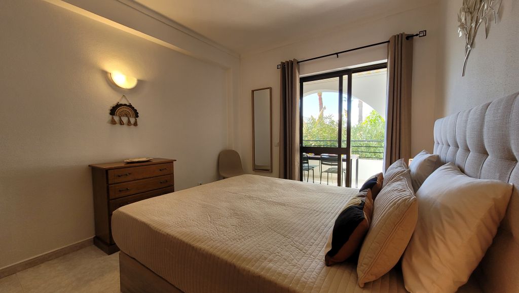 Vista lateral del dormitorio con cama doble en Apartamento Noa Mar, Algarve