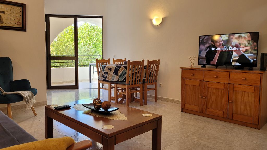 Comedor interior junto al salón en Apartamento Noa Mar, Salgados