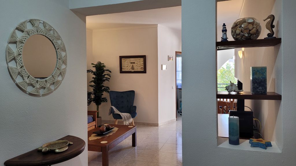 Pasillo interior con detalles decorativos y espejo en Apartamento Noa Mar, Algarve