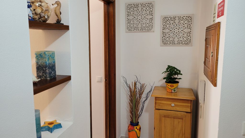 Rincón decorativo en el pasillo de Apartamento Noa Mar, Salgados
