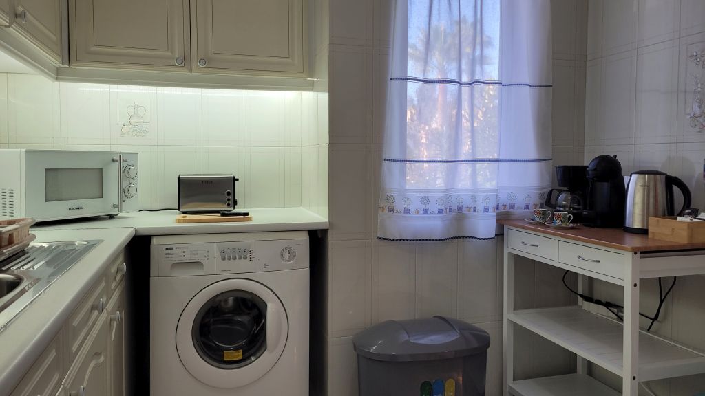 Cocina con lavadora y pequeños electrodomésticos en Apartamento Noa Mar