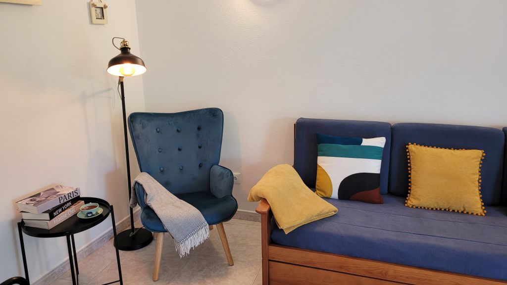 Sofá cama en el salón de Apartamento Noa Mar, Algarve